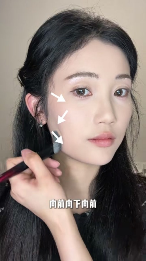 阔面脸瘦脸腮红近景帧:向上提拉腮红定位